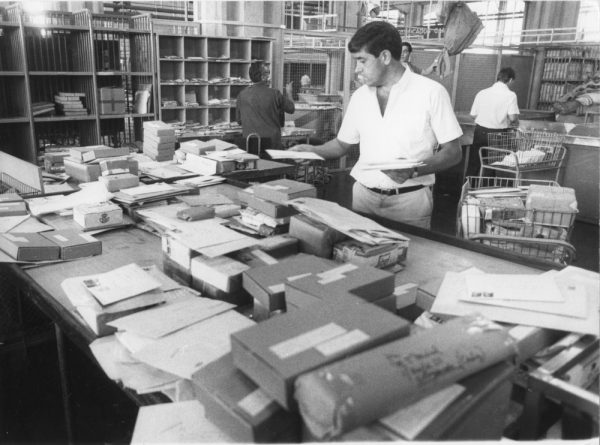 54 - 1985-09-26_Funcionarios trabajando en el interior de la oficina de Correos de Toledo_Foto Carvajal