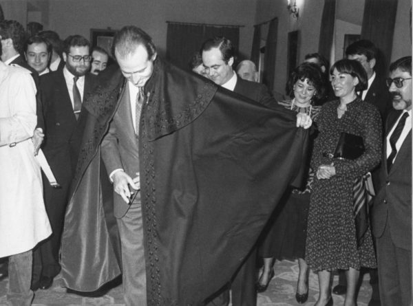 55 - 1986-01-07_El presidente de Castilla-La Mancha le regala una capa española al rey don Juan Carlos I_Foto Carvajal
