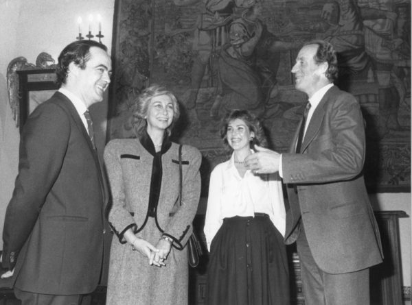 58 - 1986-01-07_Los Reyes de España con José Bono y su mujer en el palacio de Fuensalida_Foto Carvajal