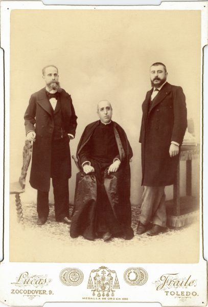 6-01_Hacia 1894-1895 - Retrato de Teodoro San Román junto a otras dos personas - Foto de Pedro Lucas Fraile