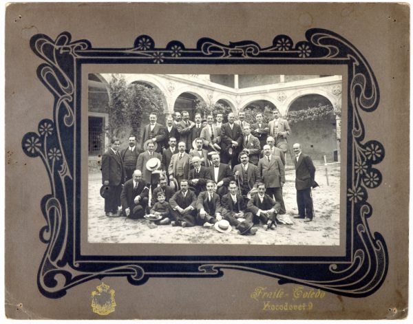 6-06_Hacia 1900 - Grupo de hombres en el patio del Hospìtal de Santa Cruz - Foto de Pedro Lucas Fraile