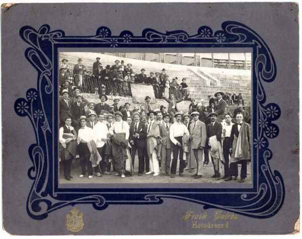 6-07_Hacia 1900 - Grupo de hombres en la plaza de toros de Toledo - Foto de Pedro Lucas Fraile