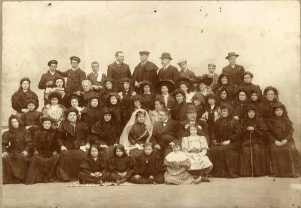 6-09_Hacia 1905-1910 - Pareja de novios con sus invitados de boda - Emiliano Lucas Fraile