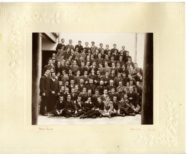 6-10_Hacia 1905-1913 - Grupo de jóvenes estudiantes con sus profesores - Foto de Pedro Lucas Fraile