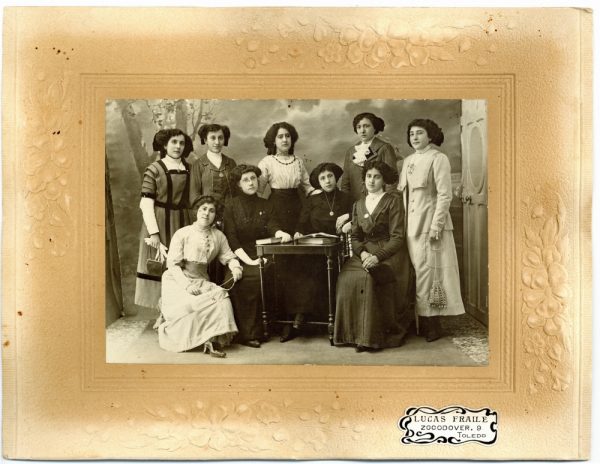 6-11_Hacia 1905-1913 - Grupo de mujeres jovenes - Foto de Pedro Lucas Fraile