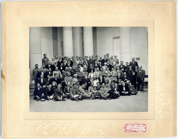 6-12_Hacia 1905-1913 - Grupo de personas en el patio del Instituto - Foto de Pedro Lucas Fraile