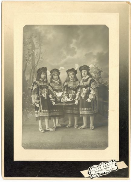 6-15_1908 - Retrato de un grupo de niños vestidos de pajes - Foto de Pedro Lucas Fraile