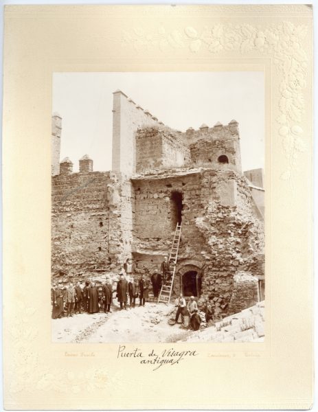 6-16_Hacia 1908 - Grupo de personas en la Puerta de Alfonso VI en obras - Foto de Pedro Lucas Fraile