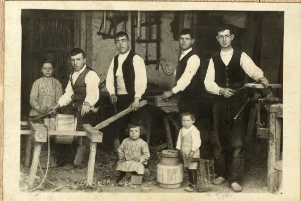 6-18_Hacia 1912-1914 - Grupo familiar en una carpintería - Foto de Emiliano Lucas Fraile_ALBA-PA85_048