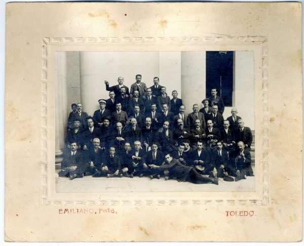 6-19_Hacia 1915-1918 - Grupo de hombres en el patio del Instituto - Foto de Emiliano Lucas Fraile