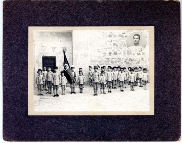 6-22_Hacia 1915-1918 - Grupo de niños con uniforme - Foto de Emiliano Lucas Fraile