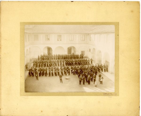 6-24_Hacia 1917 - Grupo de alumnos en el patio del Colegio María Cristina - Foto de Daniel Lucas Garijo