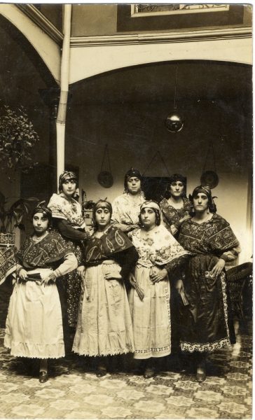 6-25_Hacia 1920 - Grupo de jóvenes ataviadas con trajes típicos en un patio - Foto de Daniel Lucas Garijo