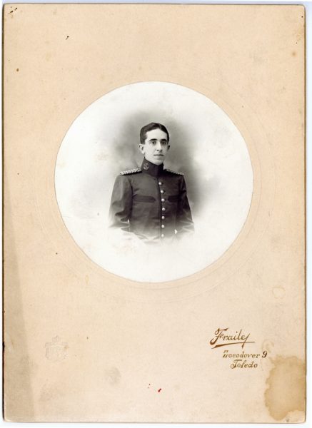 7-10_Hacia 1896-1900 - Retrato de un alférez de Infantería - Foto de Pedro Lucas Fraile