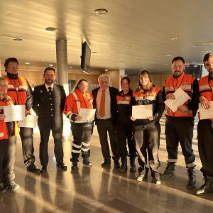 oluntarios de la Agrupación Local de Protección Civil recogen sus diplomas del Curso de Formación Básica