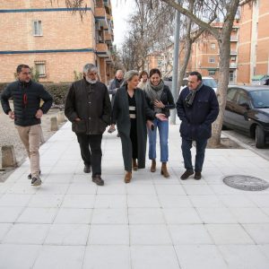 a alcaldesa supervisa la remodelación del acerado y calzadas en siete calles de la zona antigua del barrio del Polígono