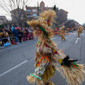 Los espantapájaros’ se alzan con el primer premio del Carnaval de Toledo que reúne a miles de personas en el desfile