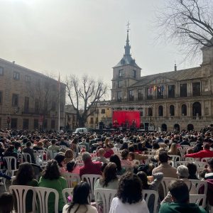 #8216;Los payasos de la tele’ llenan la plaza del Ayuntamiento en el domingo de Carnaval