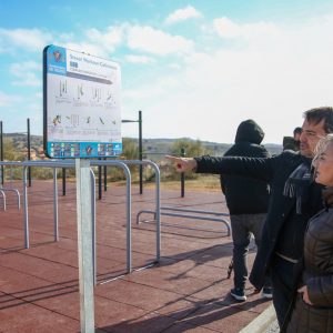 a alcaldesa visita el parque de calistenia de La Legua, el sexto de la ciudad para promover el deporte al aire libre  