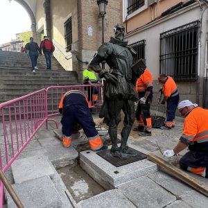 a estatua de Miguel de Cervantes vuelve al Arco de la Sangre tras la reparación y consolidación de sus anclajes