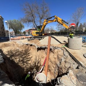 ontinúan los trabajos de reparación de un pozo de registro de la red de saneamiento ubicado en la calle Talavera