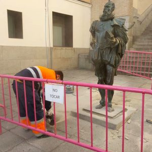 perarios municipales del Ayuntamiento retiran la estatua de Cervantes por unos días para mejorar su anclaje  