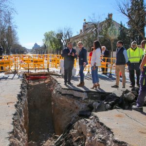 a alcaldesa visita las obras de renovación de la Avenida de Barber, enmarcada en la regeneración del ‘Nuevo Palomarejos’