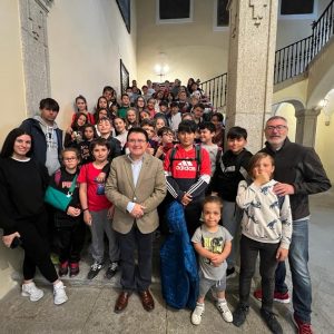 lumnos del CEIP Garcilaso de la Vega visitan el Ayuntamiento de Toledo y sus dependencias