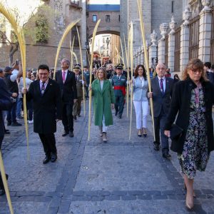 a alcaldesa asiste a la celebración del Domingo de Ramos que se inicia con la bendición de las palmas en la Puerta del Reloj
