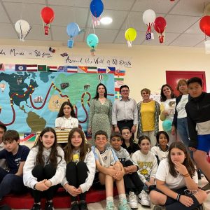 a Escuela Municipal de Idiomas celebra el Día del Libro con una lectura en inglés y francés de ‘La vuelta al mundo en 80 días’