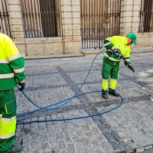 oledo emplea para la limpieza de la cera de la Semana Santa en el Casco un sistema avanzado con agua fría a muy alta presión