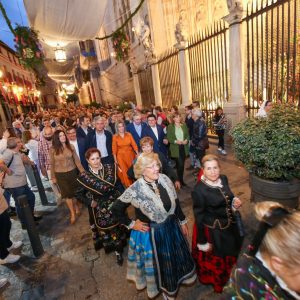 a Corporación Municipal, encabezada por la alcaldesa Milagros Tolón, acompañan al pertiguero en la inauguración de la Carrera Procesional