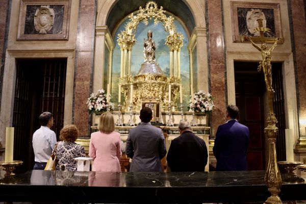 Velázquez pone el bastón de mando del Ayuntamiento a los pies de la patrona de Toledo 2