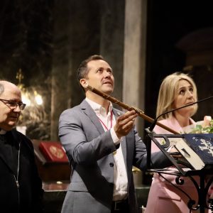 l alcalde pone el bastón de mando del Ayuntamiento a los pies de la patrona de Toledo