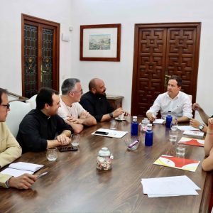 arlos Velázquez recibe a los delegados de Adolescencia y Juventud y de Peregrinaciones y Turismo