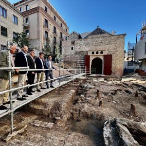 l alcalde de Toledo inaugura las visitas a las excavaciones en la Plaza del Corral de Don Diego