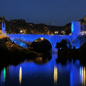 l Puente de Alcántara se ilumina de azul por el Día de las Víctimas de Crímenes de Odio