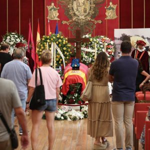 motiva y multitudinaria despedida a Bahamontes en la capilla ardiente del Ayuntamiento