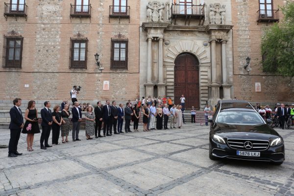 El alcalde de Toledo recibe el féretro de Federico Martín Bahamontes 5