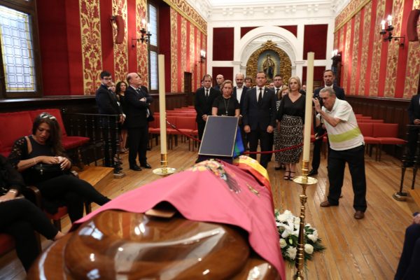 El alcalde de Toledo recibe el féretro de Federico Martín Bahamontes 7
