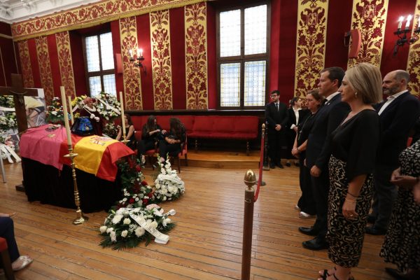 El alcalde de Toledo recibe el féretro de Federico Martín Bahamontes 9