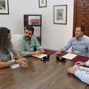 yuntamiento y Asociación de Hostelería firman un convenio para la Feria de Agosto