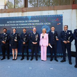 nés Cañizares da la bienvenida a un nuevo agente de la Policía Local