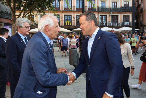 Velázquez recibe a las delegaciones que participan en la Reunión Informal de ministros de Defensa en Toledo 1