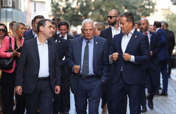 Velázquez recibe a las delegaciones que participan en la Reunión Informal de ministros de Defensa en Toledo 2