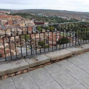 l Ayuntamiento de Toledo comienza a retirar los candados en la cuesta de la Armas para evitar daños en el patrimonio