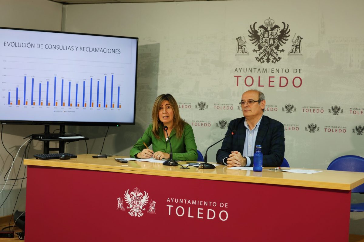 https://www.toledo.es/wp-content/uploads/2023/11/juan-marin-oficina-omic-7-1200x800.jpeg. El Ayuntamiento de Toledo informa a los consumidores de sus derechos para evitar abusos ante los nuevos plazos de garantía