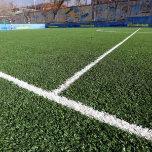 ozano presenta la renovación del césped de la pista de fútbol sala en la que se han invertido 25.000 euros