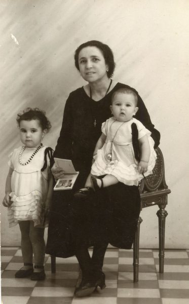 ALBA-CUFO-08 - 019r - RODRÍGUEZ - Retrato de una mujer llamada Candelas con dos bebés_1932