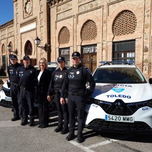 a vicealcaldesa entrega dos nuevos coches híbridos a la Policía Local para continuar con la renovación del equipamiento